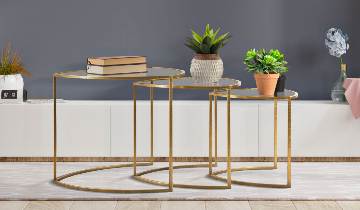 Set di tre tavolinetti triangolari  metallo dorato