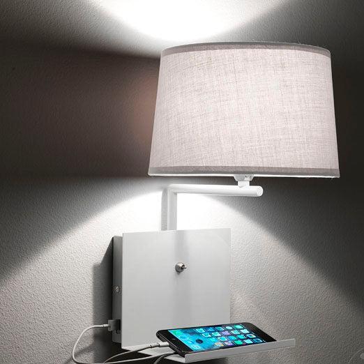 Applique con presa USB  struttura realizzata in metallo Bianco