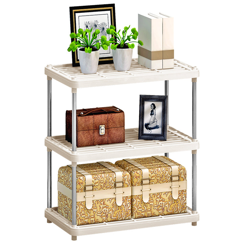 Scaffale portatutto Bianco realizzato con tubi in metallo e Ripiani in plastica grigliati .