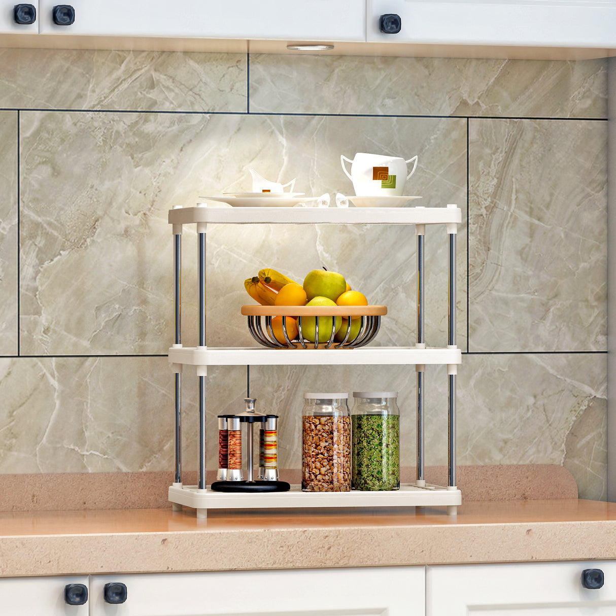 Scaffale portatutto Bianco realizzato con tubi in metallo e Ripiani in plastica grigliati .