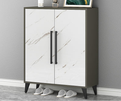 Mobile Multiuso/Scarpiera con Ante Effetto Marmo composta da 4 ripiani interni, maniglie e piedi in metallo.