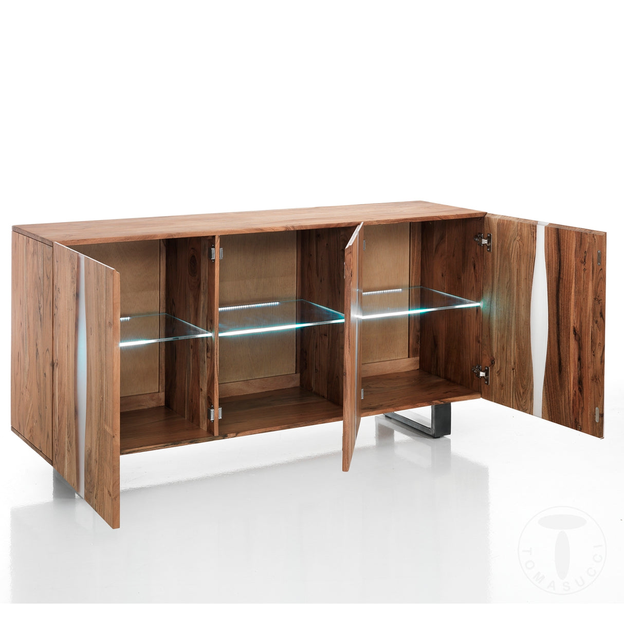 Madia 3 ante realizzata in legno massello ricca di dettagli e rifinita tutta a mano