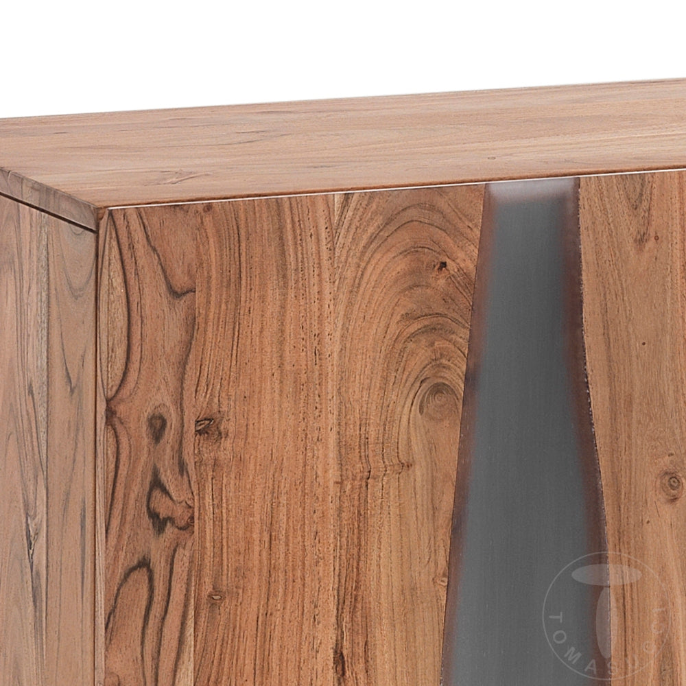 Madia 3 ante realizzata in legno massello ricca di dettagli e rifinita tutta a mano