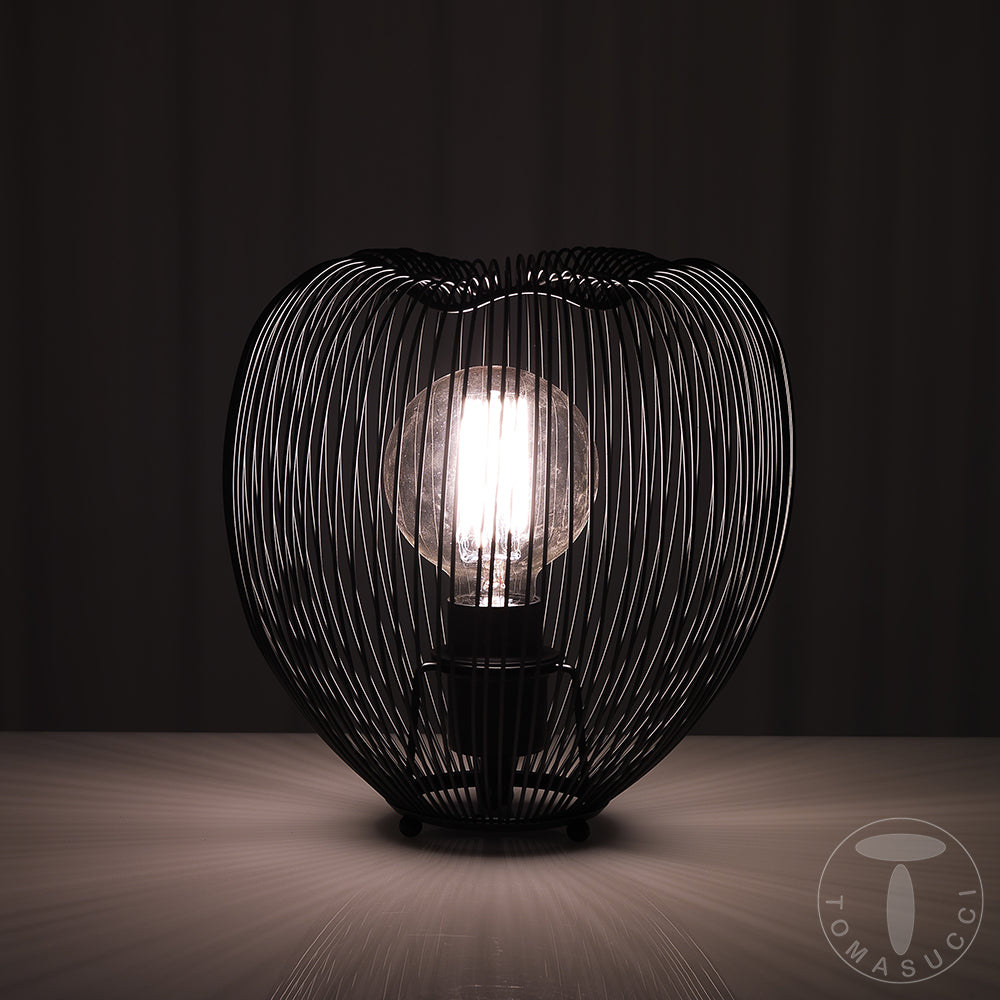 Lampada da tavolo paralume realizzato in filo di acciaio di colore Nero