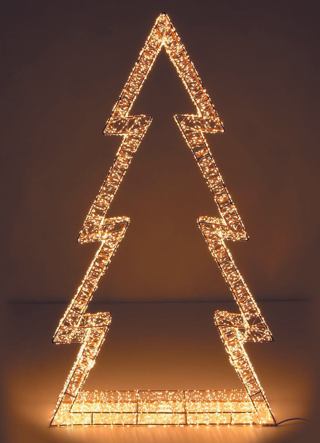 Albero Luminoso 3D con Led Bianco Caldo e Led Flash disponibile in 2 diverse dimensioni, pensato per poter essere appeso, ma spesso utilizzato anche d'appoggio