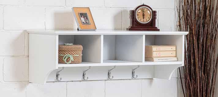 Mensola Portachiavi o Appendiabiti in legno verniciata bianca con 4 appendini cromati e 3 vani portaoggetti.