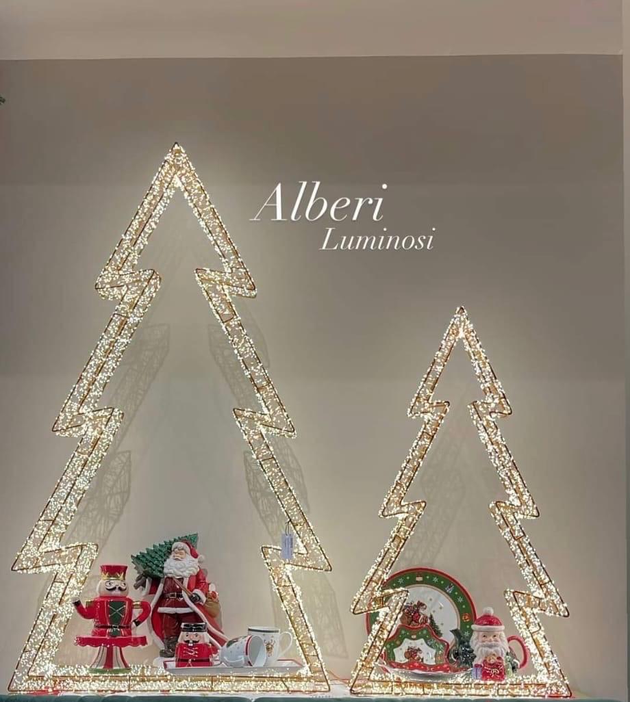 Albero Luminoso 3D con Led Bianco Caldo e Led Flash disponibile in 2 diverse dimensioni, pensato per poter essere appeso, ma spesso utilizzato anche d'appoggio