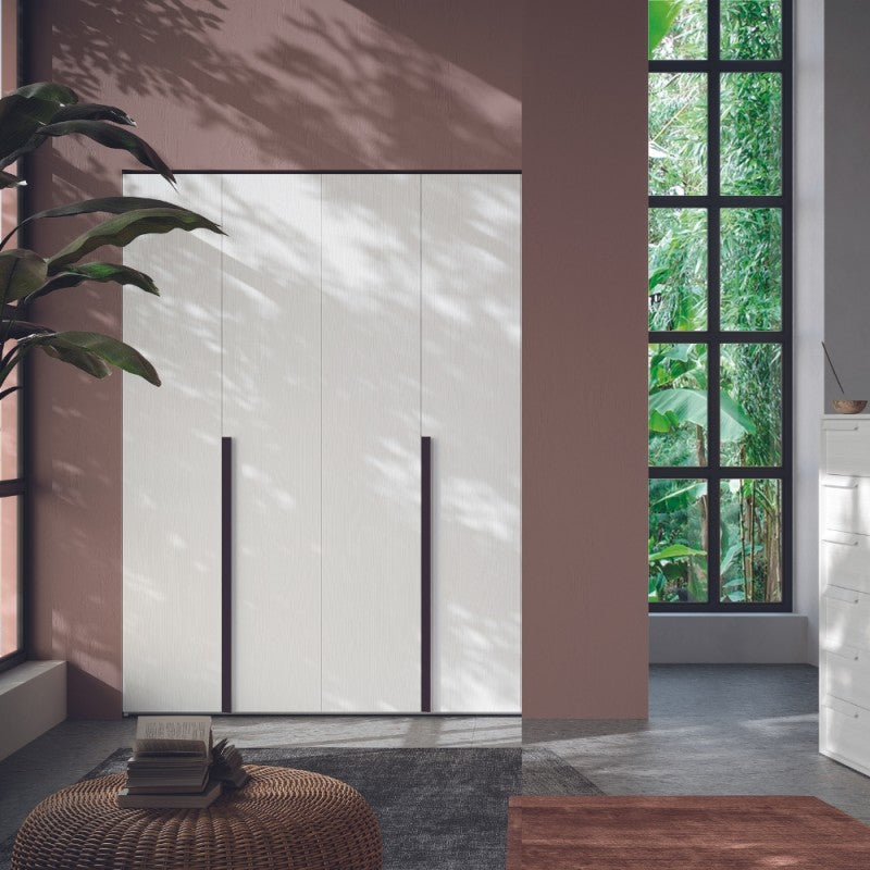 Armadio 4 ante colore bianco con maniglie nero opaco