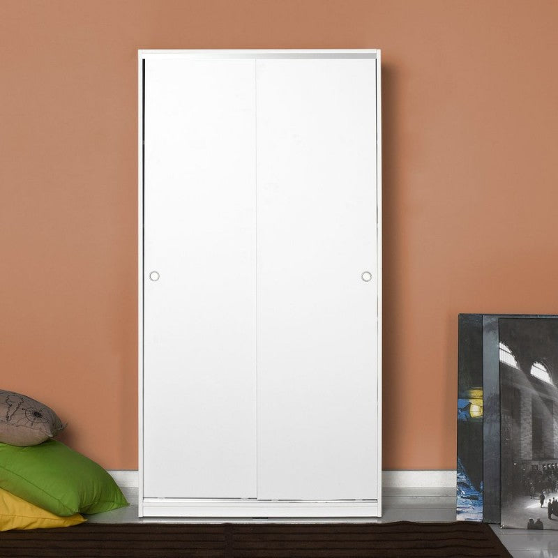 Armadio con ripiani di colore bianco e ante scorrevoli