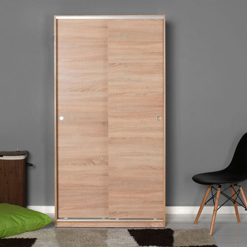 Armadio con ripiani di colore bianco e ante scorrevoli