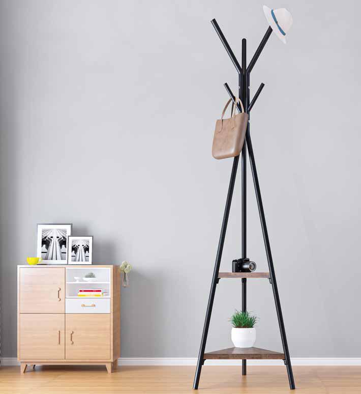 Appendiabiti triangolare struttura in metallo verniciato nero, con 2 ripiani colore noce.
