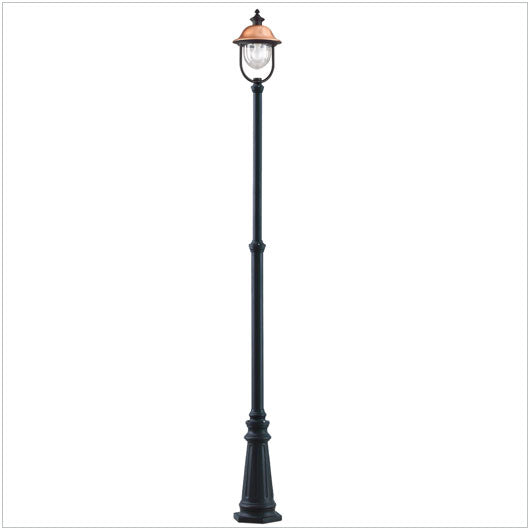 Palo alto da giardino con lanterna