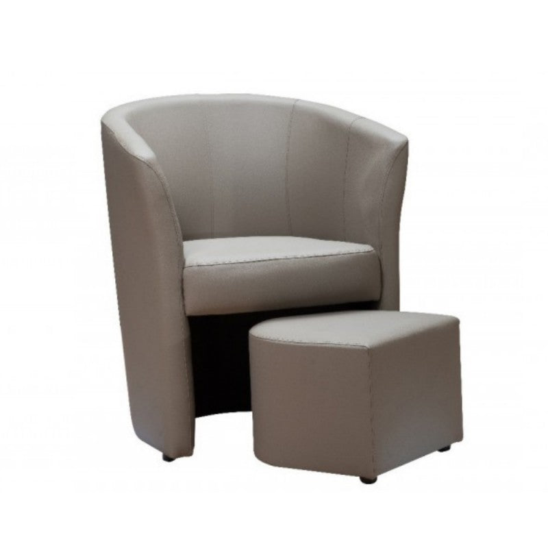 Poltrona imbottita da salotto in ecopelle, dotata di pouff interno estraibile.