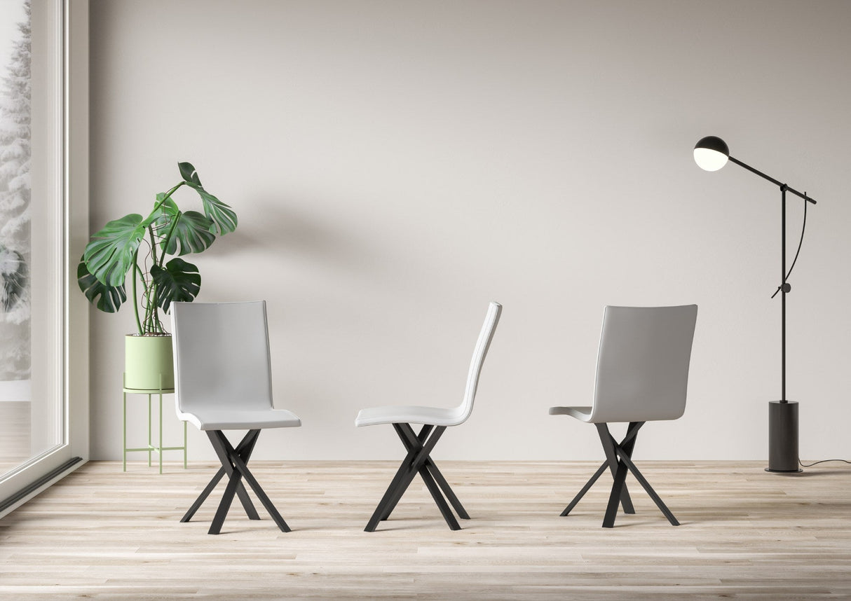 Sedia Aury gambe Antracite tipo volantis con cuscino in Similpelle