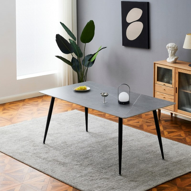 Tavolo 140x80 con top in ceramica effetto marmo grigio opaco e gambe in metallo nero.