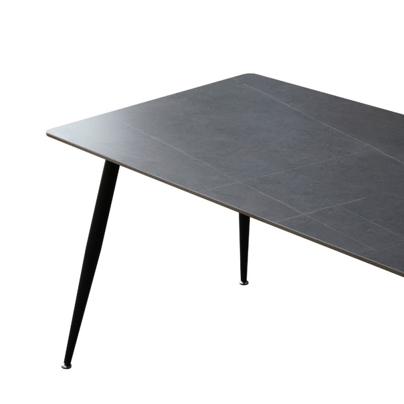 Tavolo 140x80 con top in ceramica effetto marmo grigio opaco e gambe in metallo nero.