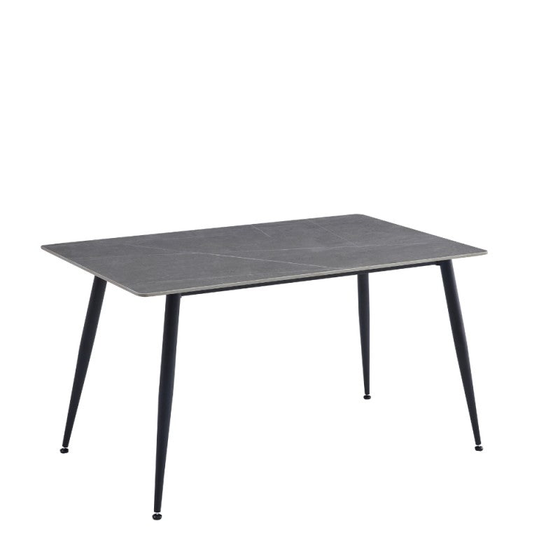 Tavolo 140x80 con top in ceramica effetto marmo grigio opaco e gambe in metallo nero.