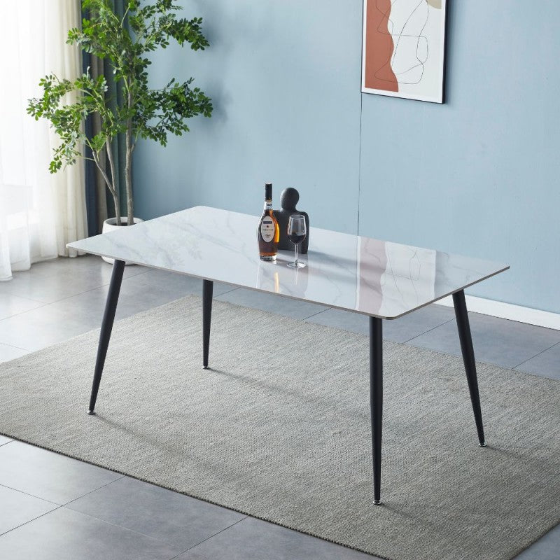 Tavolo 140x80 con top in ceramica effetto marmo grigio opaco e gambe in metallo nero.