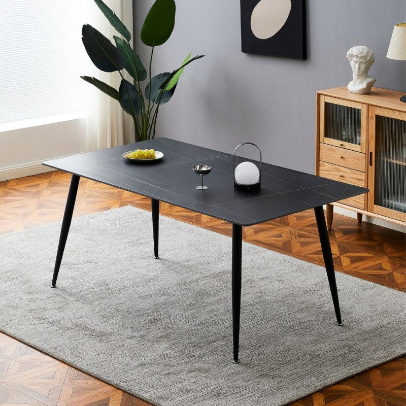 Tavolo 140x80 con top in ceramica effetto marmo grigio opaco e gambe in metallo nero.