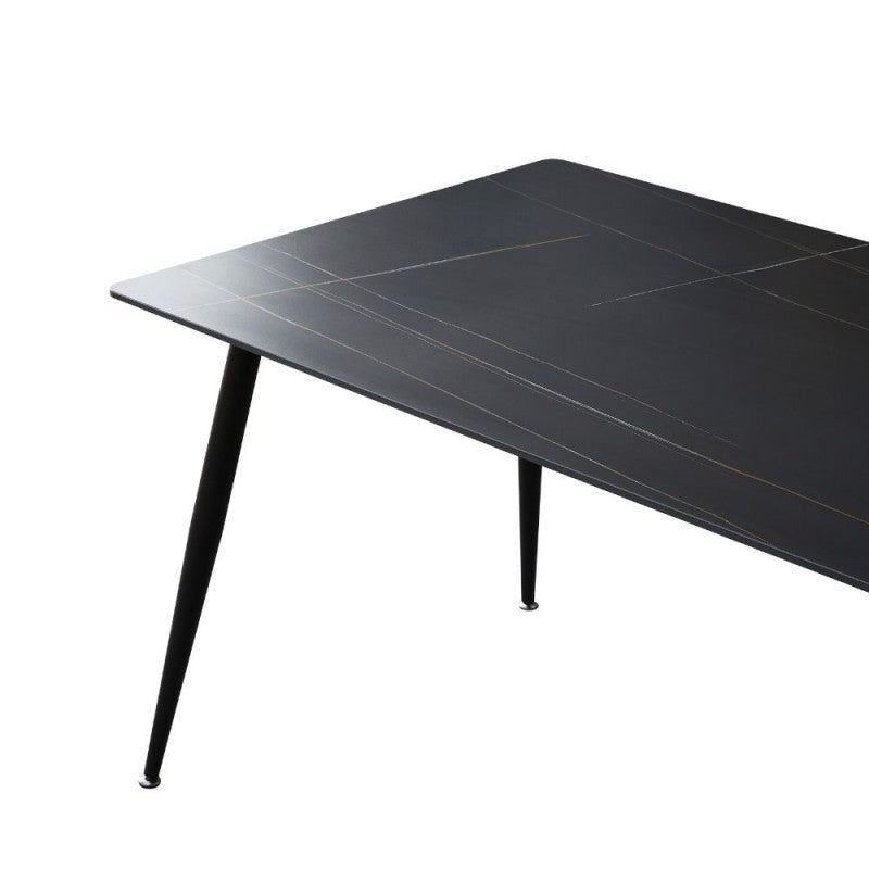 Tavolo 140x80 con top in ceramica effetto marmo grigio opaco e gambe in metallo nero.