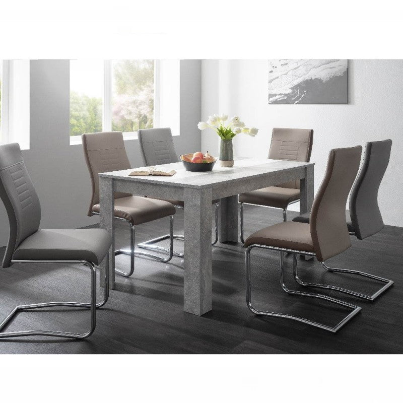 Tavolo da pranzo con pannello centrale reversibile nero o bianco .