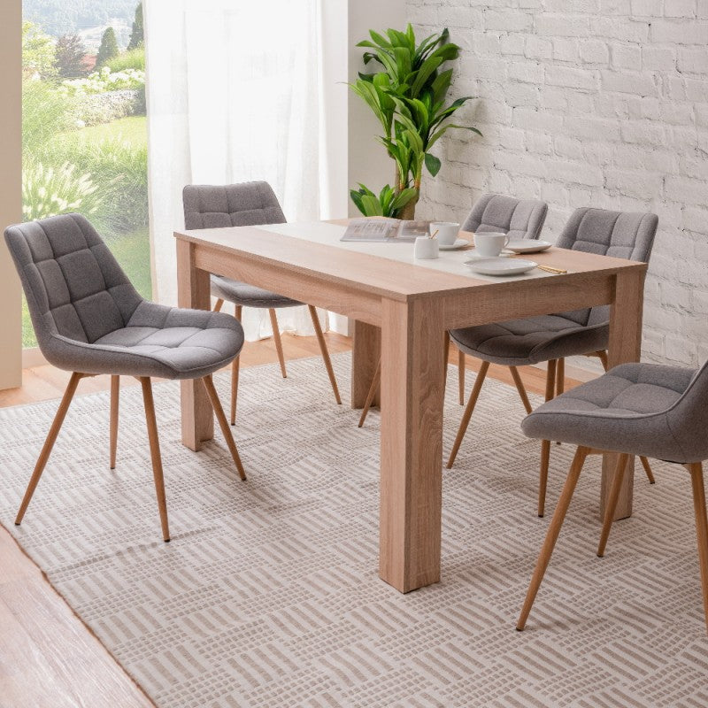 Tavolo da pranzo con pannello centrale reversibile nero o bianco .