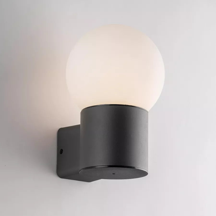 Applique/Lampada da parete in alluminio presoffuso Globo opalino da Esterno